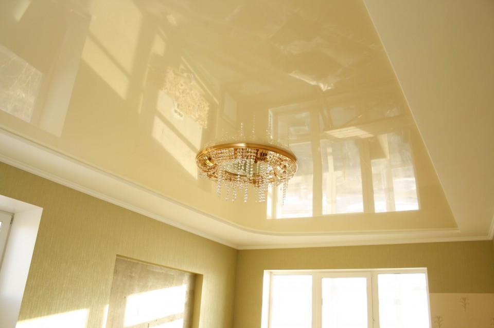 Заказать глянцевый натяжной потолок в г. Маркс